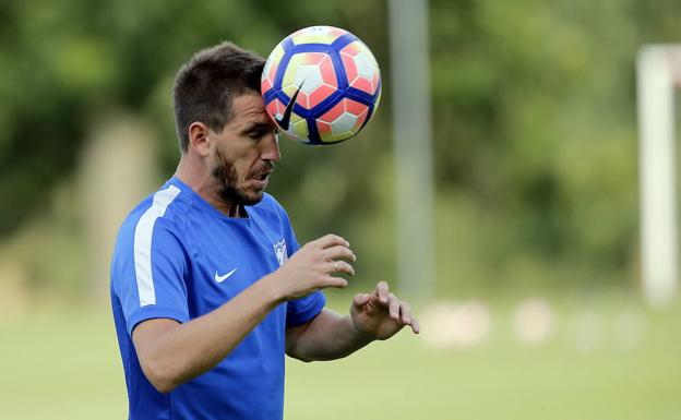 Camacho remata de cabeza durante un entrenamiento con el Málaga.