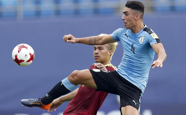 Peñaranda disputa un balón al uruguayo José Luis Rodríguez en la semifinal.