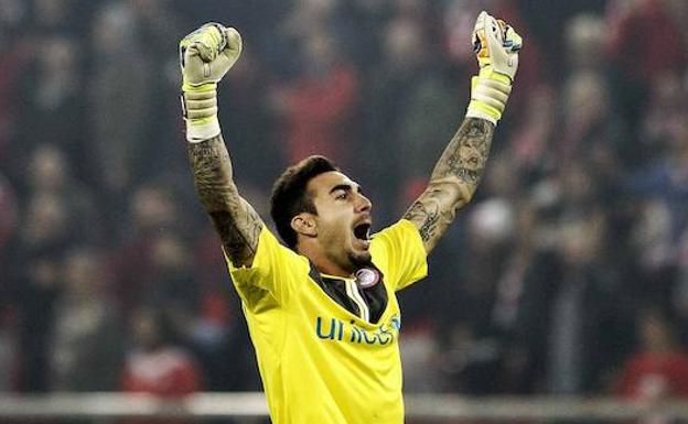 Roberto celebra el título de Supercopa con el Olympiacos.