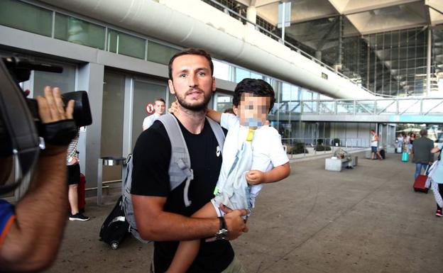 Baysse, a su llegada a Málaga hace ocho días, con uno de sus hijos./Salvador Salas