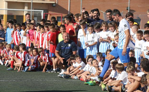 Adrián, arropado ayer por niños durante su presentación en el campo Pedro Berruezo.