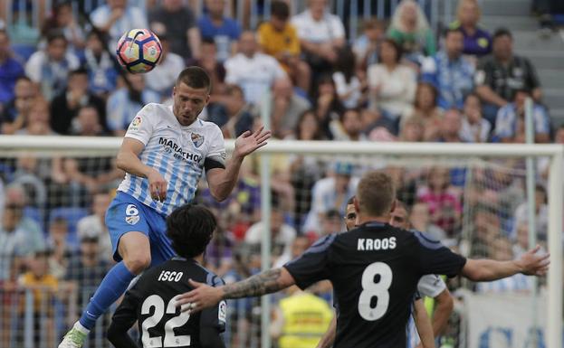 Camacho se eleva por encima de Isco en el que pudo ser su último partido como malaguista.