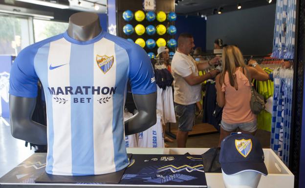 Imagen de la nueva camiseta en la tienda de La Rosaleda.