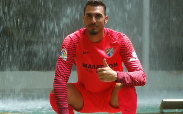 Roberto posa con la indumentaria del Málaga en su presentación en el Orquidario de Estepona.