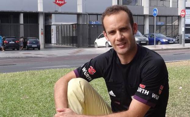 Mario Melero López, delante de La Rosaleda