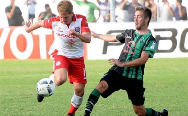 Rolón (izquierda), en un partido reciente con Argentinos Juniors en Segunda.