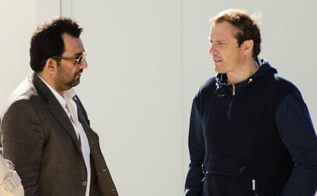 El jeque Al-Thani conversa con Arnau, al que ratificó ayer en su cargo de director deportivo en una imagen de archivo.