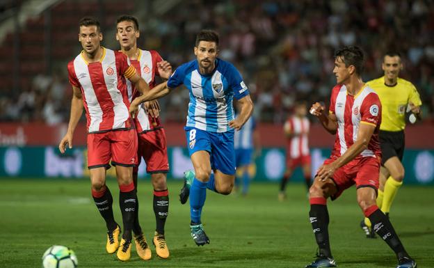 Adrián, rodeado por tres rivales (Granell, Pere Pons y Bernardo), anoche.