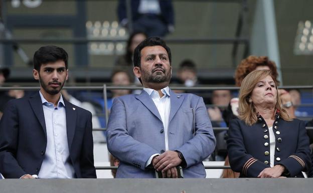 El jeque Abdullah Al-Thani, responsable del actual proyecto del club, en el palco de La Rosaleda./Ñito Salas