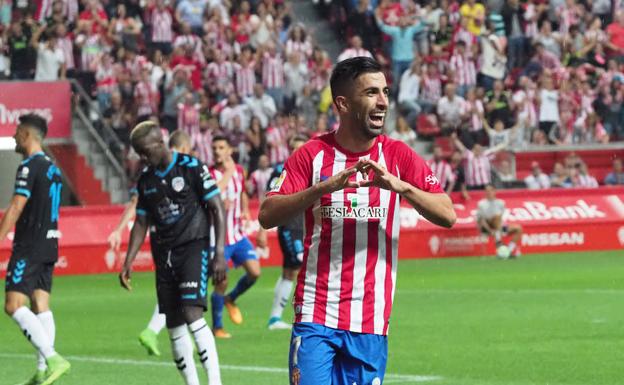 Santos festeja un gol con el Sporting, donde juega cedido. /Citoula