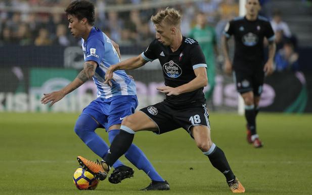 Peñaranda conduce el balón ante Wass/Ñito Salas