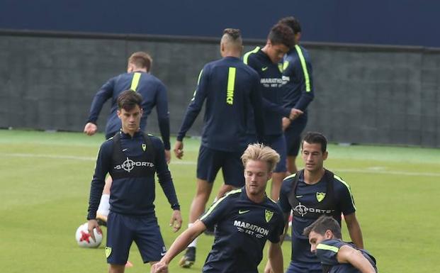 Un entrenamiento del equipo, con Husillos en primer plano de espaldas. /Salvador Salas