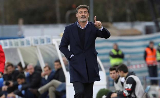 Míchel, durante el encuentro este domingo. /Efe