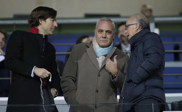 Husillos escucha los comentarios de Antonio Tapia en presencia del asesor jurídico del club, Joaquín Jofre. /Ñito Salas
