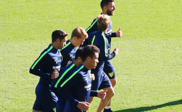 La plantilla malaguista, en un entrenamiento reciente. /Fernando González