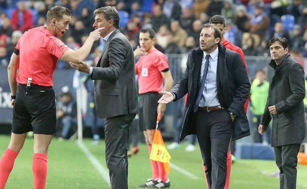 El colegiado Alberola Rojas, durante el partido de ayer en La Rosaleda./Salvador Salas