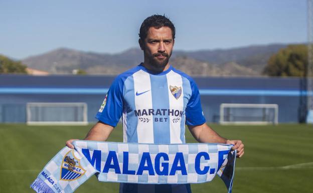 Iturra volvió a vestir ayer la camiseta blanquiazul en su presentación./Fran Acevedo