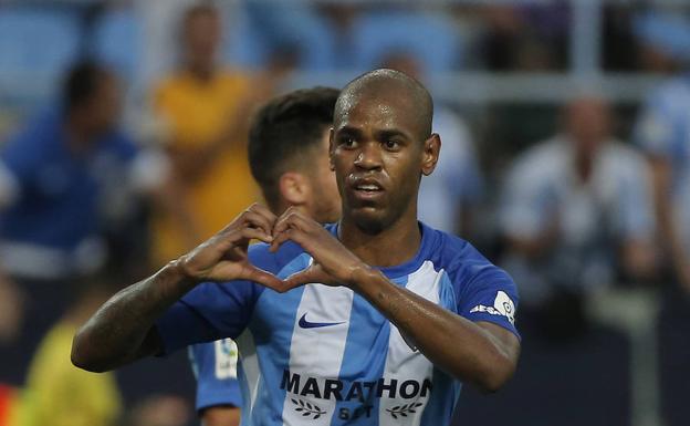 Rolan celebra dando forma a un corazón uno de sus dos goles al Athletic en La Rosaleda. /Ñito Salas