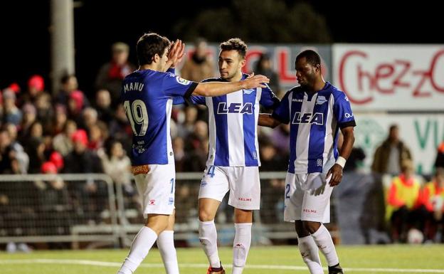 Manu García, Munir y Wakaso celebran uno de los goles del Alavés en la Copa en Formentera./Efe