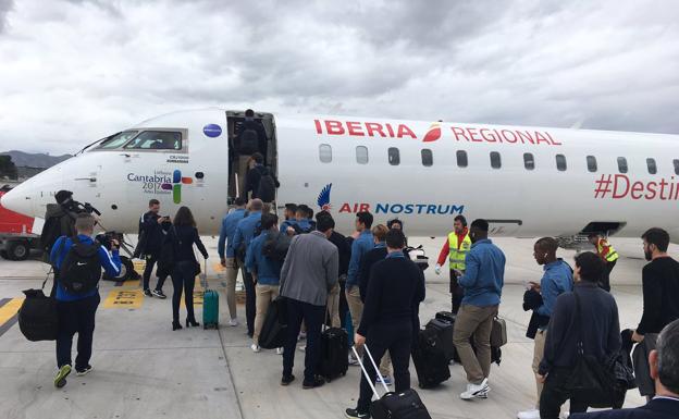 La expedición del Málaga, a la salida del aeropuerto malagueño /A. Góngora
