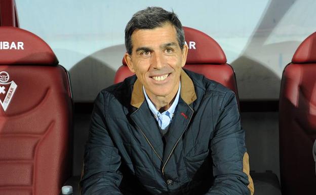 Juan Ramón Muñiz, en el banquillo de Ipurúa antes del Eibar-Levante de esta campaña. /Félix Morquecho