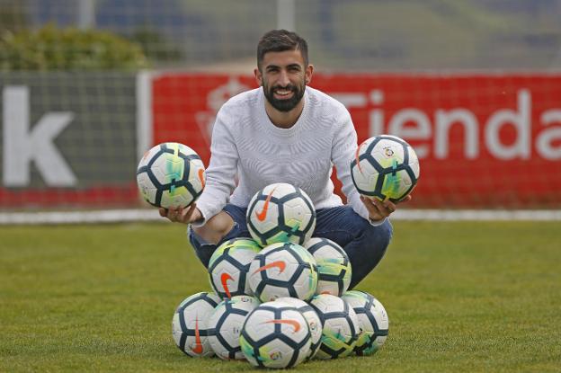 Santos posa junto a varios balones en las instalaciones de Mareo. :: arnaldo garcía/