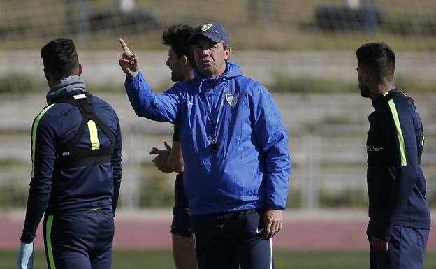 Jose se dirige a sus jugadores./Ñito Salas