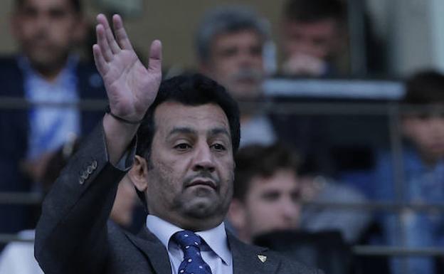 El jeque Al-Thani saluda en La Rosaleda./Ñito Salas