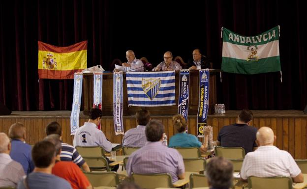 Imagen de archivo de una reunión de los pequeños accionistas del Málaga. /SUR