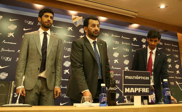 Abdullah Al-Thani, en La Rosaleda flanqueado por sus hijos Nasser y Nayef. /Salvador Salas