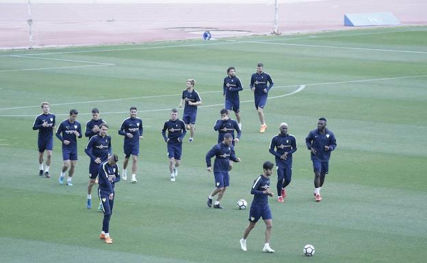 Los futbolistas del Málaga, en el entrenamiento del martes en el estadio de atletismo. /Salvador Salas
