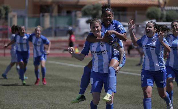 Adriana, máxima goleadora, es felicitada por Luisa.