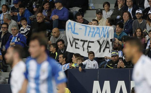 La pancarta retirada en Preferencia y que sustituyeron por otra después./Ñito Salas