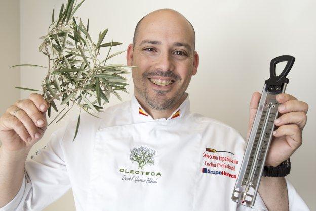 El chef malagueño ha obtenido reconocimiento nacional e internacional por su trabajo con el aceite de oliva.