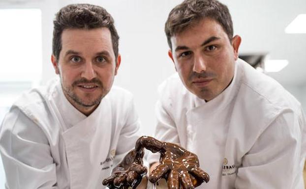 Damián Ramos (izquierda) y Sebastián Guerrero han revolucionado el obrador familiar de pastelería de la Caleta de Vélez con una gama de turrones de chocolate gourmet con sabores locales. /Daniel Maldonado