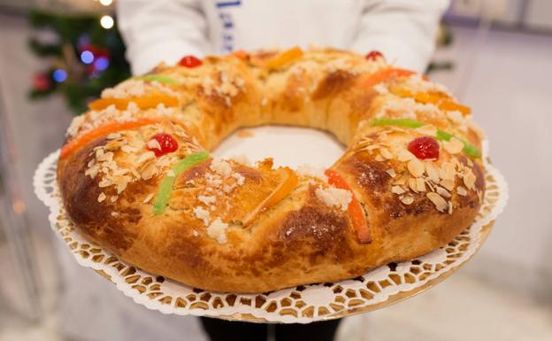 5) Hornear y listo. Precalentar el horno a 220º con calor arriba y abajo. Mientras, meter por debajo de la masa las sorpresas, pintar la superficie con yema de huevo bien mezclada con 1 cucharada de leche y decorar con fruta escarchada y azúcar perlado. Con el horno bien caliente, meter la bandeja en la segunda ranura, bajar la temperatura a 180º y hornear de 18 a 20 minutos, hasta que el roscón quede dorado por fuera. La masa ya estará cocida y tierna por dentro. Si se quiere rellenar, esperar a que se enfríe.