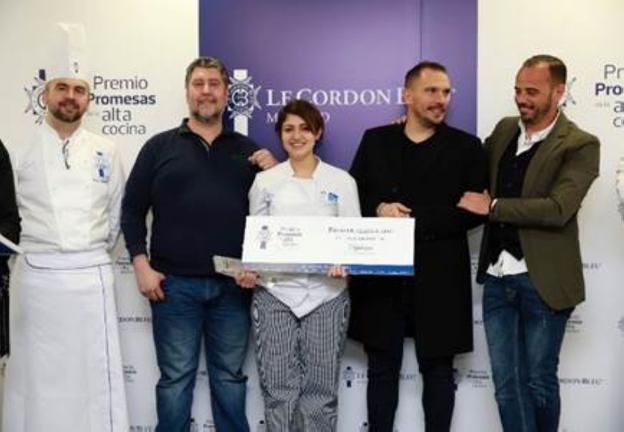 García Roldán, con su premio junto el jurado.
/LE CORDON BLEU