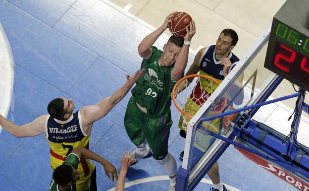 Alen Omic se hace con un rebote. /Mariano Pozo. ACB Fotos