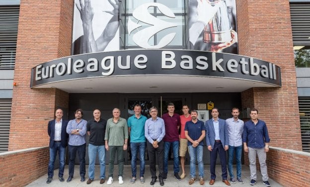 Joan Plaza, cuarto por la derecha, ayer en Barcelona. :: euroliga