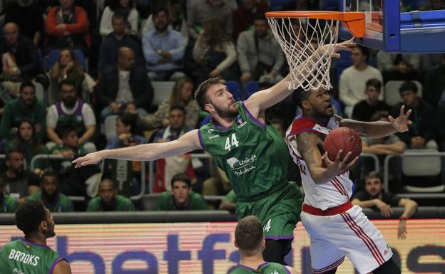 Musli trata de taponar a Booker en el Unicaja-Bayern