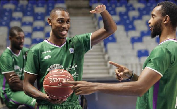 Smith y Fogg charlan en un entrenamiento en el Palacio. /Ñito Salas