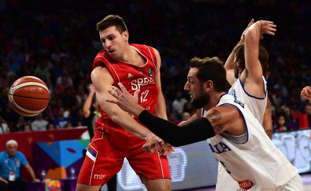 Milosavljevic pelea un balón con Belinelli, de Italia /AFP