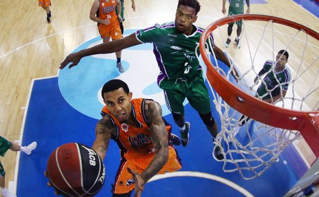 Brooks intenta taponar la acción de su compatriota Green/Mariano Pozo. ACB Fotos