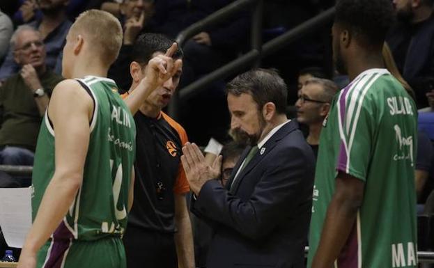 Joan Plaza, ayer ante el Maccabi. /EFE
