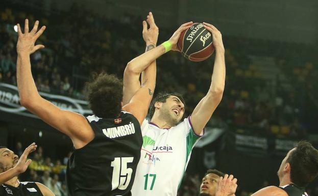 Mumbrú trata de frenar a Shermadini, el mejor del Unicaja ayer. /Agencia LOF