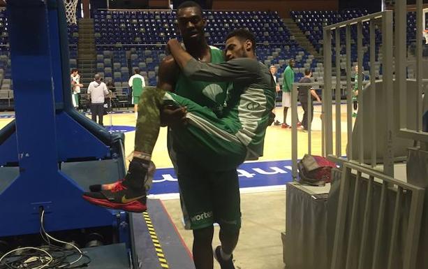 Okouo lleva en brazos a Brooks a la enfermería. /Juan Calderón