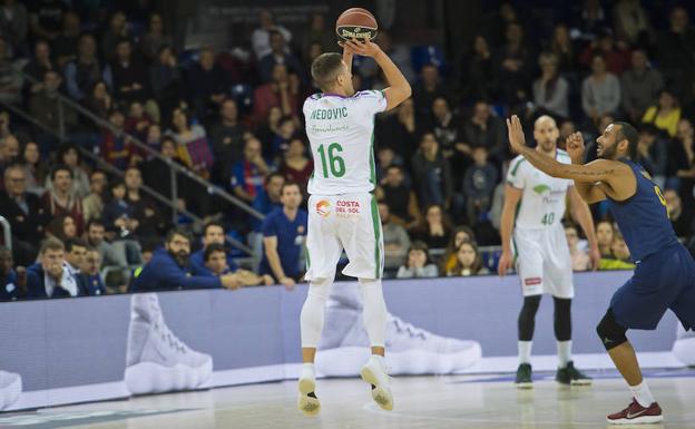 Nedovic lanza un triple/Víctor Salgado