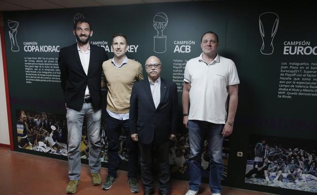 Garbajosa, Sánchez, el presidente Eduardo García y Babkov, en el Carpena /ACB Photo/M. Pozo