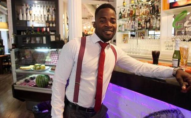 Ibrahim, que llegó a España en patera, es el encargado del restaurante Ciao.