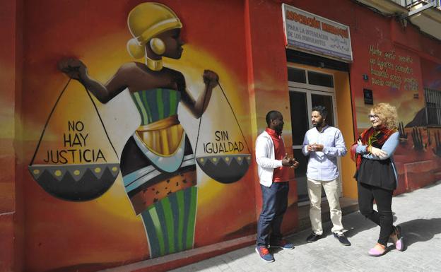 La Asociación Marroquí atiende a 2.800 inmigrantes en su camino hacia la integración.
